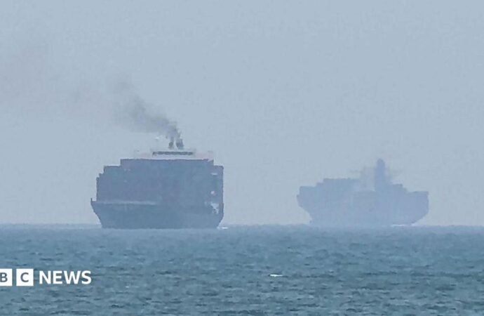 Hormuz talks positive, Oman says, as Iran warns deal would not open strait