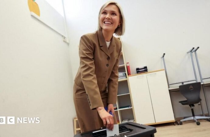 Iceland EU referendum on a knife edge as counting continues