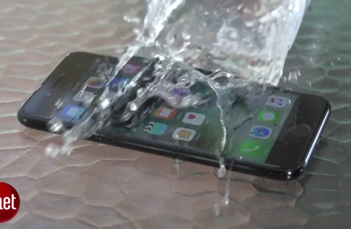 Just How Water-Resistant Is Apple’s iPhone? I Tested It in My Swimming Pool – CNET