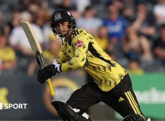 Kamran Dhariwal: Gloucestershire batter signs new contract