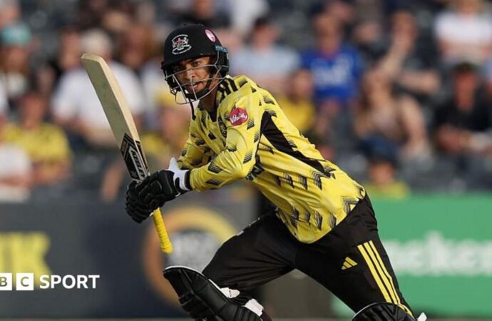 Kamran Dhariwal: Gloucestershire batter signs new contract
