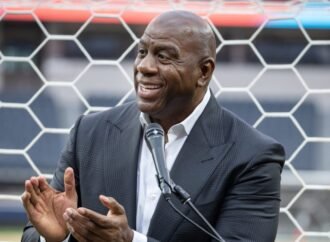 Magic Johnson says why he once ditched his millionaire teammates to talk to a ‘super super billionaire’