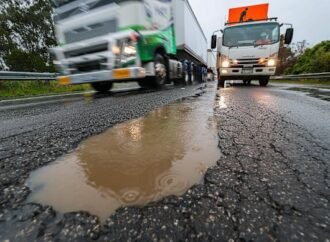 Man crushed by falling tree at Mount Buller, drivers stranded as potholes wreak carnage