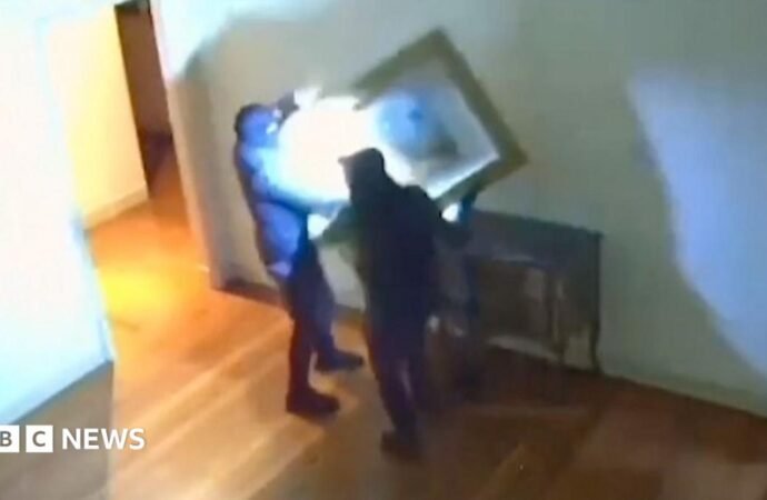 Moment €9m worth of art stolen from Italy museum
