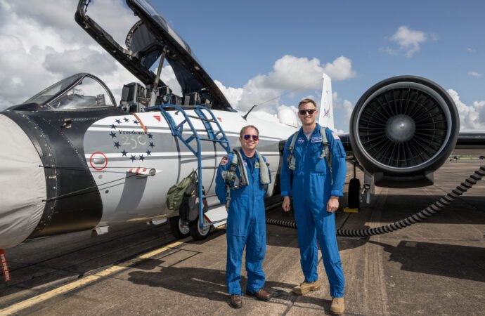 NASA Johnson Pilots Chase Moon’s Shadow for Eclipse Science  – NASA