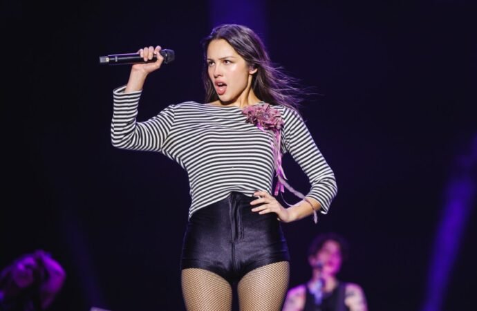 Olivia Rodrigo Debuts ‘Pretty Sad’ Songs at Sweltering Brooklyn Surprise Show: Concert Review