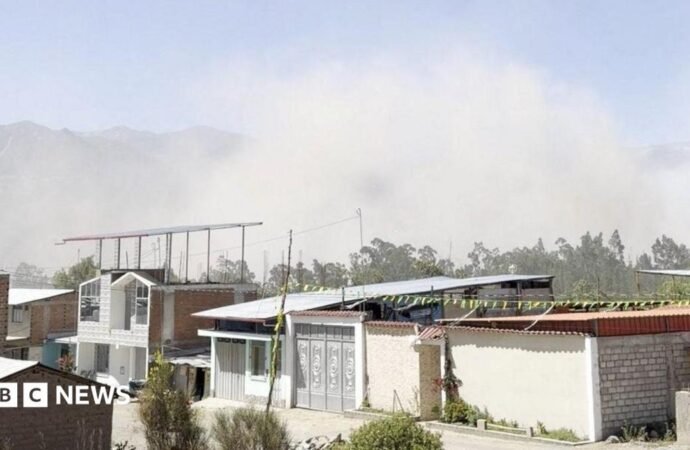 Peru earthquake damages buildings and causes power cuts