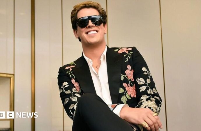Right-wing commentator Milo Yiannopoulos detained by ICE