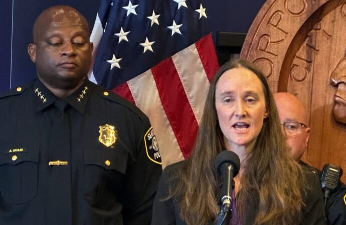 Seattle mayor defends ousting police chief after festival shootout