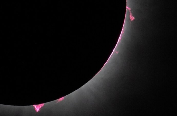 Solar eclipse offers rare chance to solve Sun’s magnetic-field mysteries
