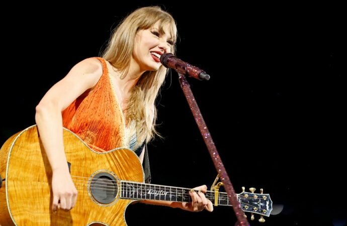 Taylor Swift Named to the Nashville Songwriters Hall of Fame, Becoming Its Youngest Inductee Ever