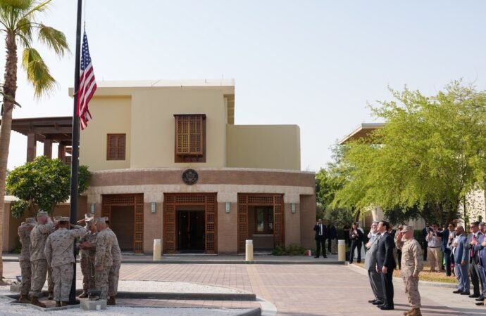 US diplomats and family members slowly begin to return to the Mideast embassies