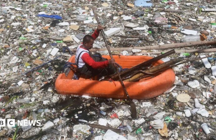 Watch: Manila river surface covered in tide of rubbish
