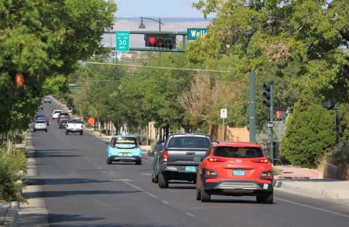 With ‘virtual speed bumps,’ these cities have reduced crashes by rewarding slower drivers with fewer red lights | Fortune