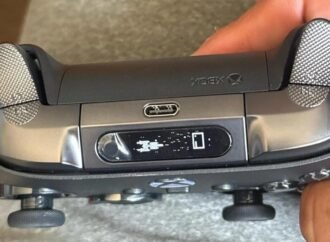 Xbox Elite 3 prototype pad leaks with tiny built-in screen