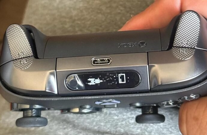 Xbox Elite 3 prototype pad leaks with tiny built-in screen