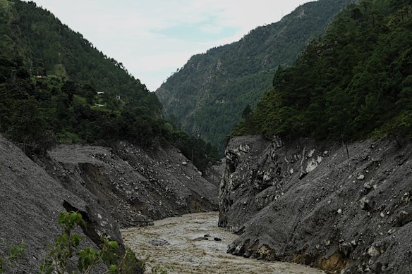The water level line from the flash flood can be seen on land along the river approximately 1km from the Nepalese town Syabrubesi, where the surge of water and debris climbed up to 50 metres.