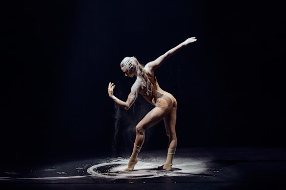 Major was mentored by British choreographer Russell Maliphant and lighting designer Michael Hulls.