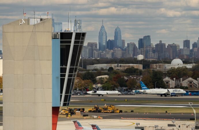 A cut cable disrupted hundreds of flights across the US