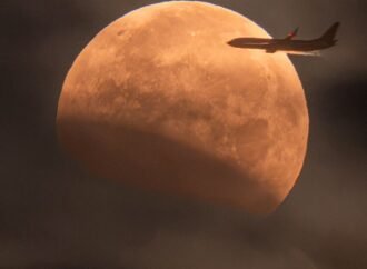 APOD: 2026 September 1 – A Plane Lunar Eclipse – NASA Science