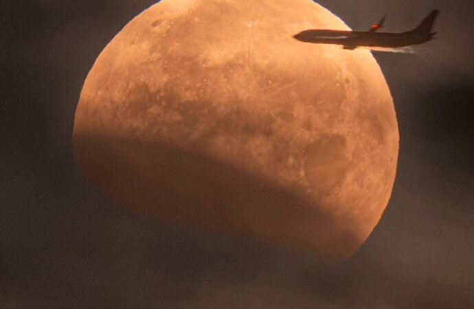 APOD: 2026 September 1 – A Plane Lunar Eclipse – NASA Science
