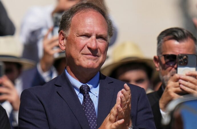Alito steps aside in a major climate case after scrutiny over oil stock holdings