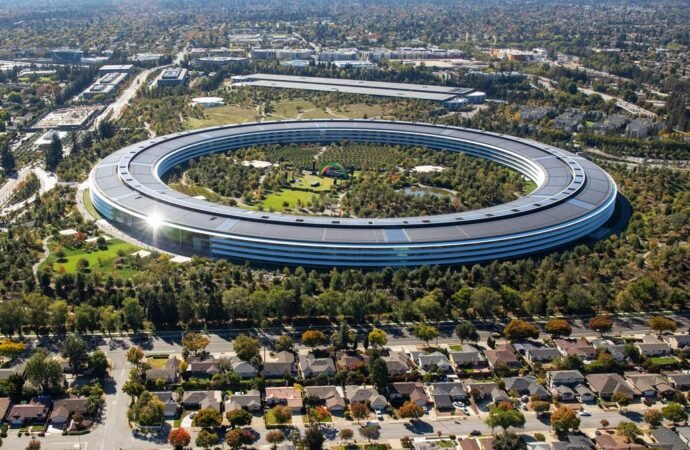 Apple Event Live Blog: Here Comes the Folding iPhone