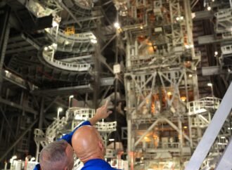 Artemis III Crew Visits NASA Kennedy’s Vehicle Assembly Building – NASA