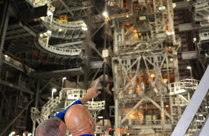 Artemis III Crew Visits NASA Kennedy’s Vehicle Assembly Building – NASA
