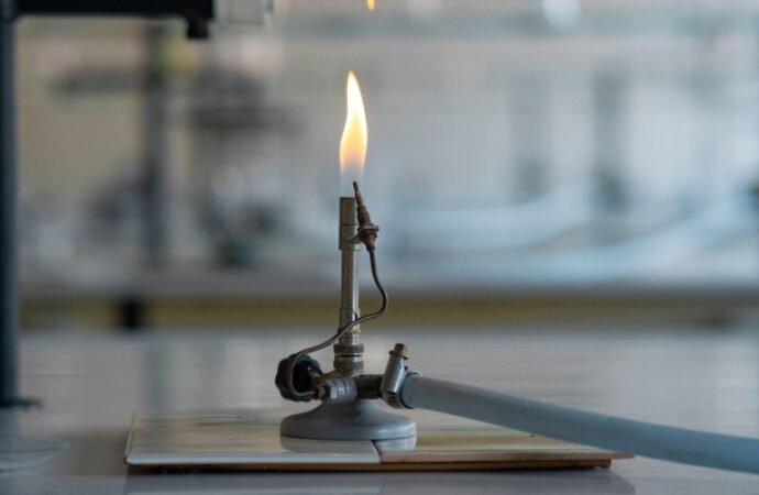 Bunsen burners’ reputation for sterilizing workplaces flames out