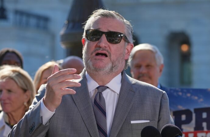 College sports bill clears first major hurdle in the Senate