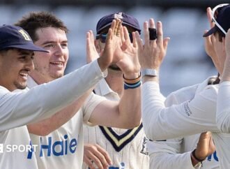 County Championship: Bamber takes 6-26 for Bears before Essex fightback