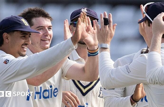 County Championship: Bamber takes 6-26 for Bears before Essex fightback