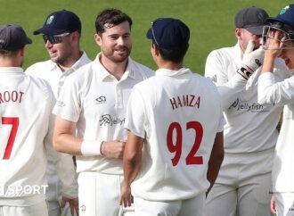 County Championship: Glamorgan beat Surrey to seal Divison One status