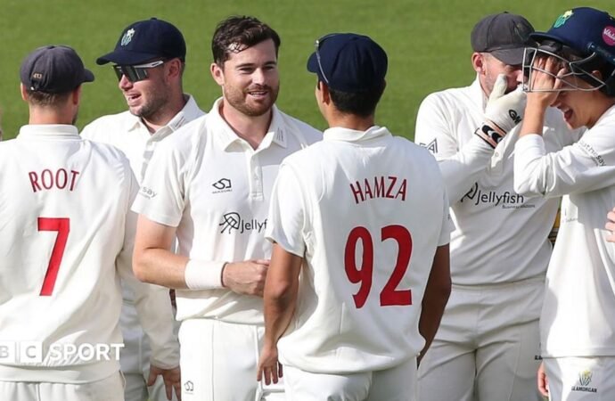 County Championship: Glamorgan beat Surrey to seal Divison One status
