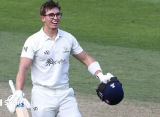 County Championship: Glamorgan on top against Surrey