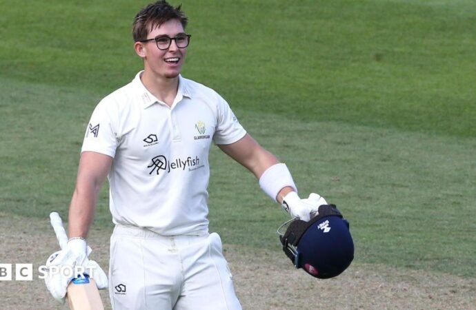 County Championship: Glamorgan on top against Surrey