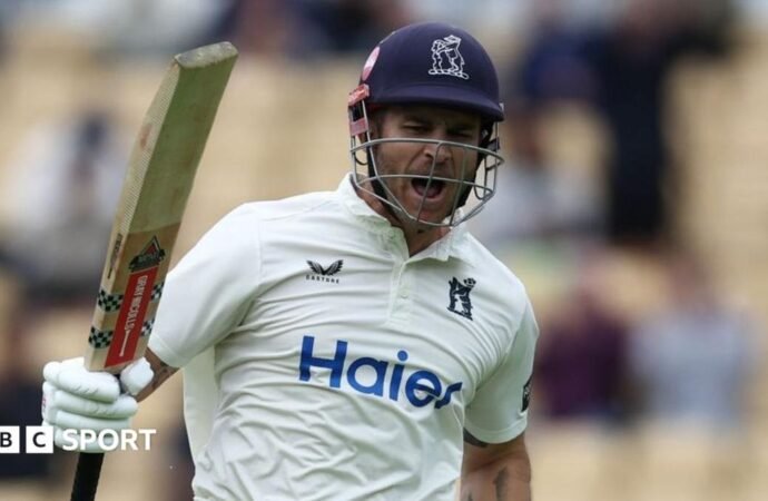 County Championship: Hain ton edges Bears nearer to 2026 title