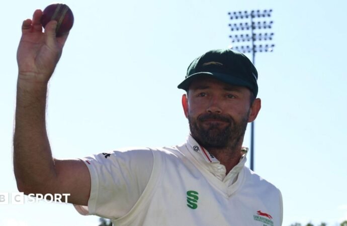 County Championship: Leicestershire v Hampshire – 17 wickets fall on day one