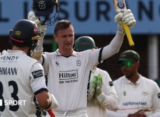 County Championship: Nick Gubbins ton helps Hampshire build lead over Leicestershire