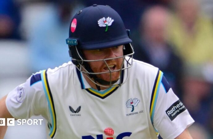 County Championship: Title-chasing Somerset struggle at Yorkshire