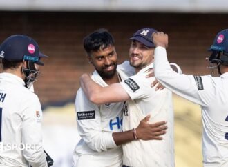 County Championship: Warwickshire beat Essex to go top of table