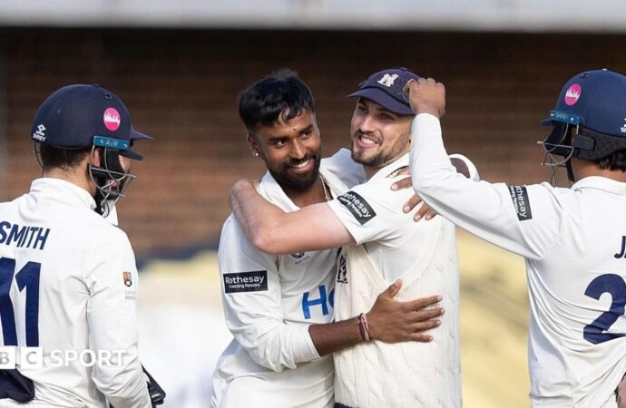 County Championship: Warwickshire beat Essex to go top of table