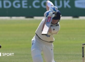 County Championship: Warwickshire dominate rain-affected day one against Hampshire