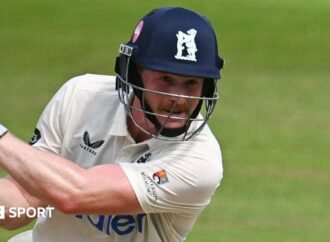 County Championship: Warwickshire in control against Hampshire