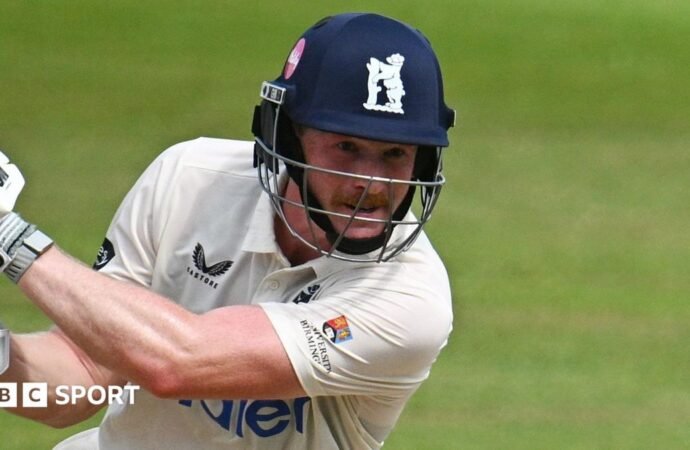 County Championship: Warwickshire in control against Hampshire
