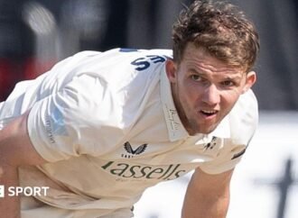 County Championship: Worcestershire struggle in chase of 380 to beat Kent