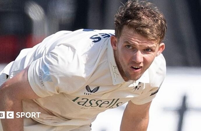 County Championship: Worcestershire struggle in chase of 380 to beat Kent