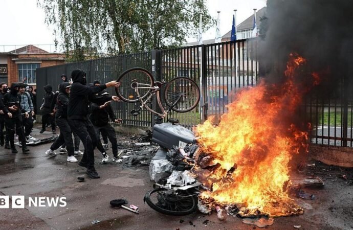 Dozens hurt and hundreds arrested in wave of French school protests