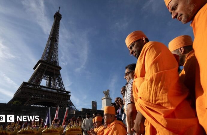 Eiffel Tower chief to quit after female staff replaced by men during religious visit